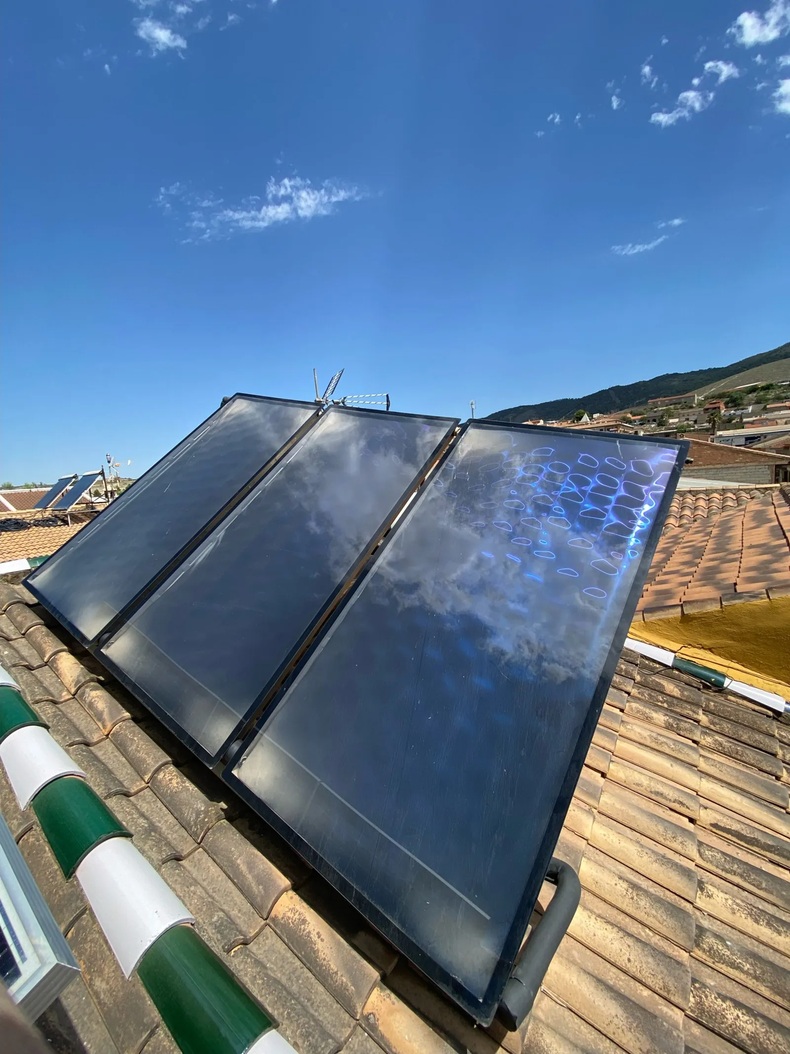 Placas solares térmicas instaladas en un tejado